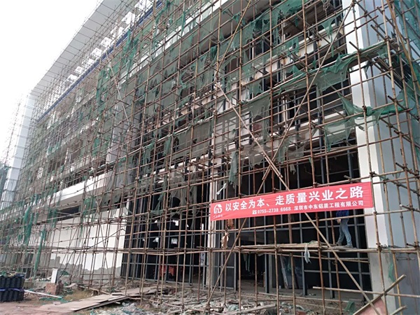 【中東幕墻】四川宜賓6級(jí)地震 建筑、玻璃幕墻抗震等級(jí)不夠 生命安全難以保障
